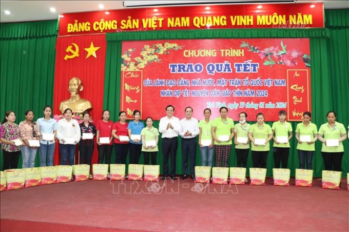 Đoàn công tác tặng quà Tết cho công nhân, người lao động. Ảnh: Thanh Hoà/TTXVN