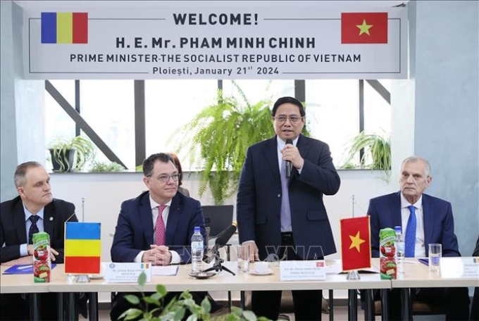 Thủ tướng Phạm Minh Chính phát biểu tại cuộc gặp lãnh đạo tỉnh và Phòng Thương mại và Công nghiệp tỉnh Prahova. (Ảnh: TTXVN)