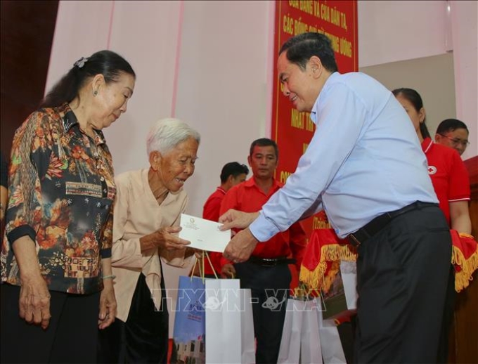 Phó Chủ tịch Thường trực Quốc hội Trần Thanh Mẫn tặng quà Tết cho người dân. Ảnh: Duy Khương/TTXVN