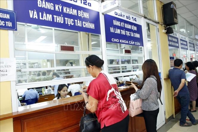 Bệnh nhân đăng ký khám chữa bệnh tại Bệnh viện Đa khoa Xanh Pôn, Hà Nội. (Ảnh minh họa: TTXVN)