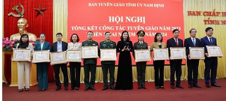 Trưởng Ban Tuyên giáo Tỉnh ủy Phạm Thị Thu Hằng trao Giấy khen tặng các tập thể có thành tích xuất sắc trong công tác Tuyên giáo năm 2023.