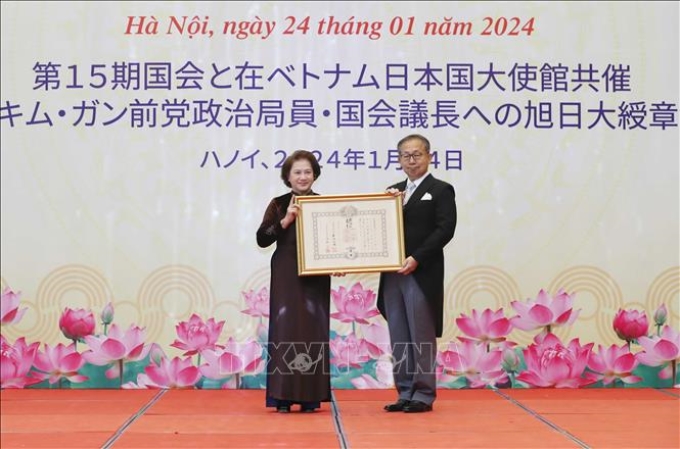 Đại sứ Nhật Bản tại Việt Nam Yamada Takio trao Huân chương Mặt trời mọc Đại thập tự hạng Nhất cho nguyên Chủ tịch Quốc hội Nguyễn Thị Kim Ngân. Ảnh: Nhan Sáng/TTXVN