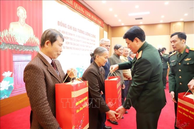 Đại tướng Lương Cường tặng quà cho 10 gia đình chính sách, người có công. Ảnh: Đào An/TTXVN