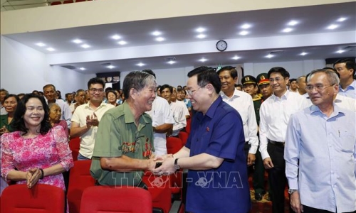 Chủ tịch Quốc hội chúc Tết, tặng quà gia đình chính sách, công nhân, lực lượng vũ trang tỉnh Bạc Liêu