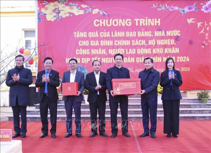 Phó Thủ tướng Lê Minh Khái tặng quà Tết cho huyện Nậm Pồ, tỉnh Điện Biên. Ảnh: Xuân Tư/TTXVN