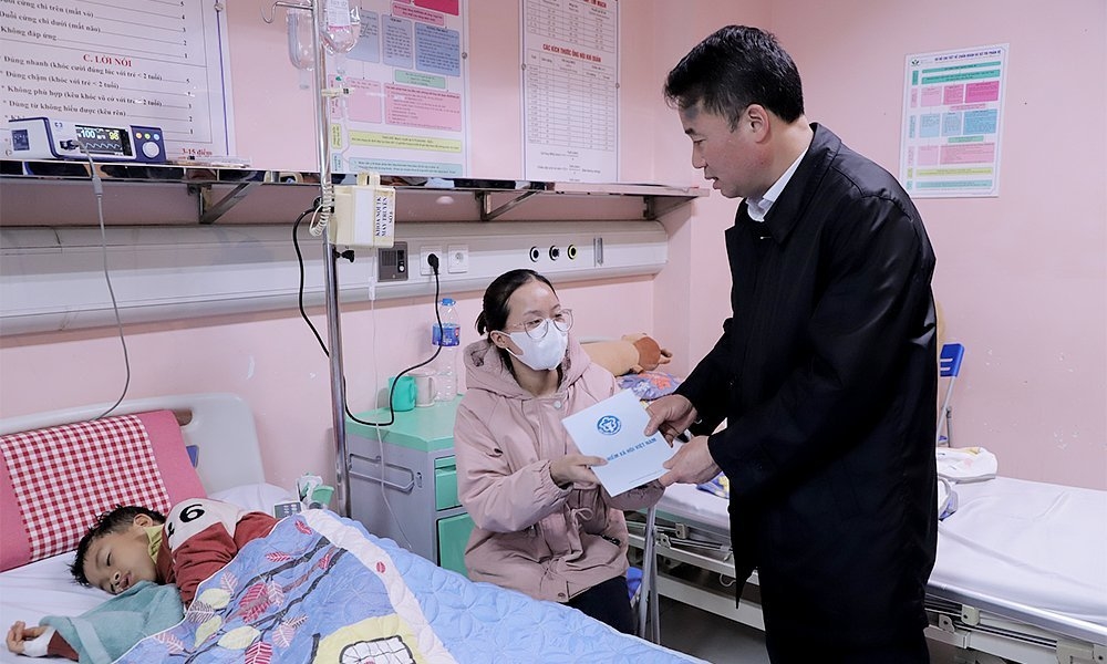 Tổng Giám đốc Nguyễn Thế Mạnh tặng quà cho bệnh nhi có hoàn cảnh khó khăn tại Bệnh viện Nhi Trung ương