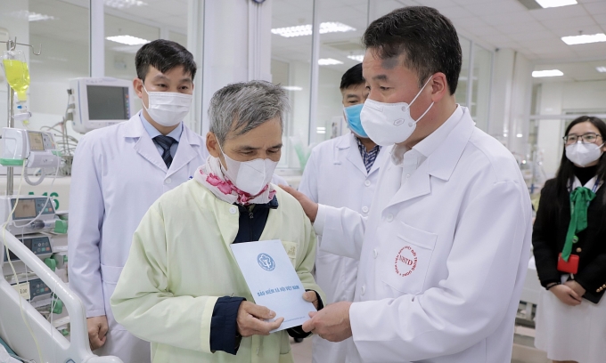 Tổng Giám đốc Nguyễn Thế Mạnh tặng quà cho người nhà bệnh nhân có hoàn cảnh đặc biệt khó khăn tại Bệnh viện Nhiệt đới Trung ương.