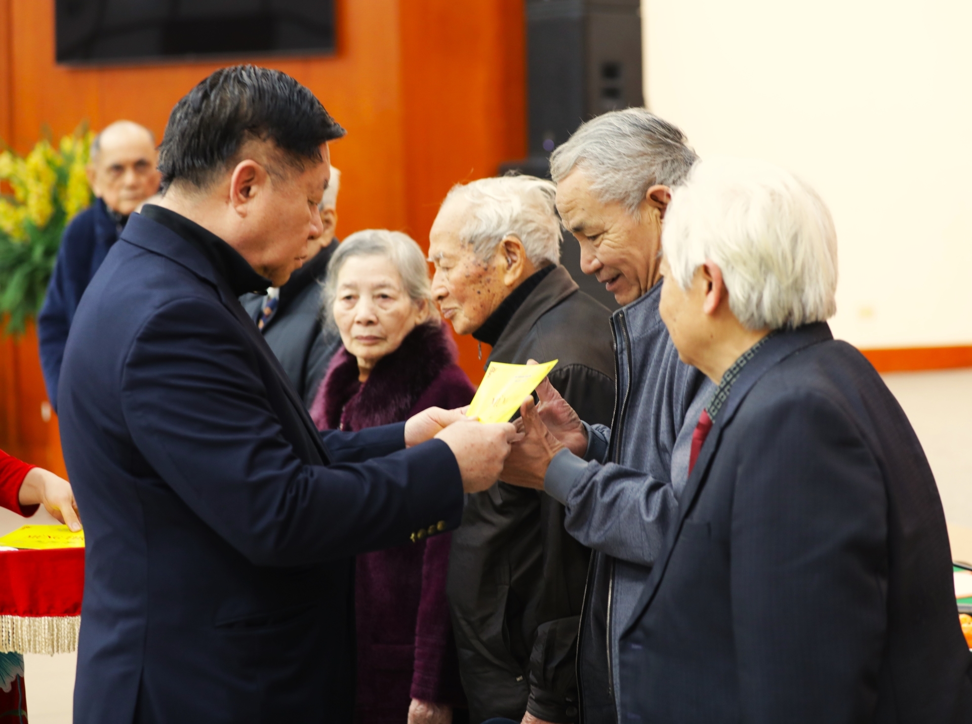 Đồng chí Nguyễn Trọng Nghĩa, Trưởng ban Tuyên giáo Trung ương mừng thọ cho các chán bộ từ 90 tuổi trở lên. (Ảnh: TA)