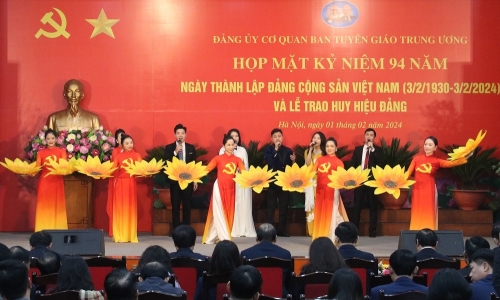 Họp mặt Kỷ niệm 94 năm Ngày thành lập Đảng Cộng sản Việt Nam và Lễ trao Huy hiệu Đảng