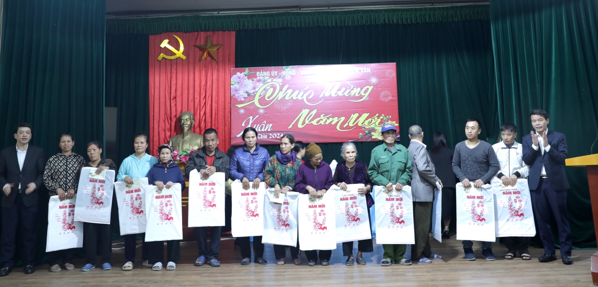 Đồng chí Vũ Thanh Mai, Phó Trưởng Ban Tuyên giáo Trung ương và lãnh đạo Ban Tuyên giáo Tỉnh ủy trao tặng quà trẻ em có hoàn cảnh khó khăn tại xã Nam Vân, thành phố Nam Định, tỉnh Nam Định.