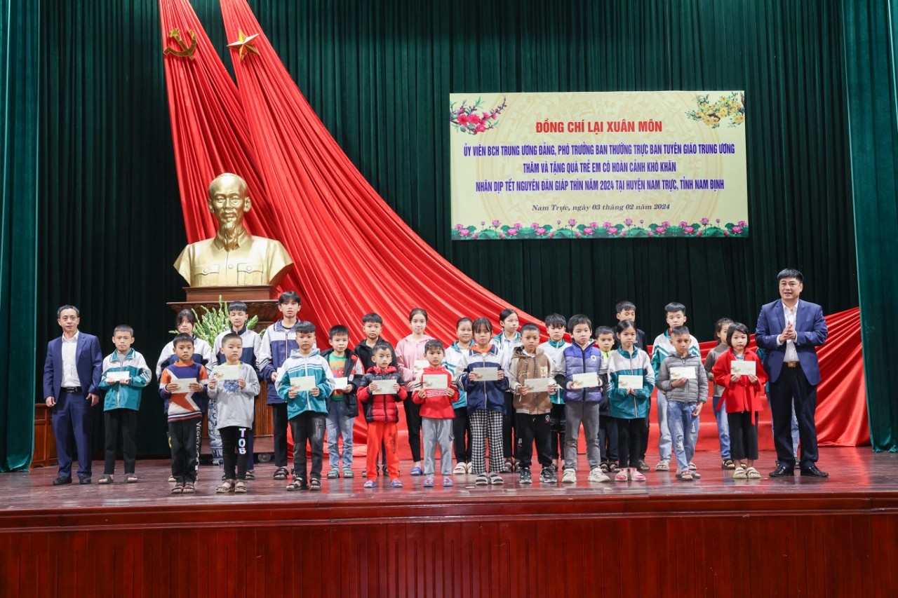 Đại diện lãnh đạo Ban Tuyên giáo và lãnh đạo tỉnh Nam Định tặng quà cho các gia đình chính sách, hộ nghèo tại huyện Nam Trực.