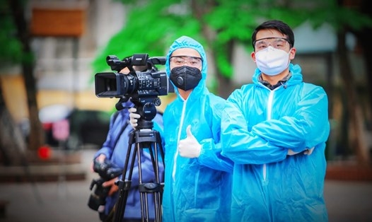 Các phóng viên trẻ Báo Lao Động tác nghiệp trong bối cảnh dịch bệnh COVID-19. Ảnh: Tạ Quang