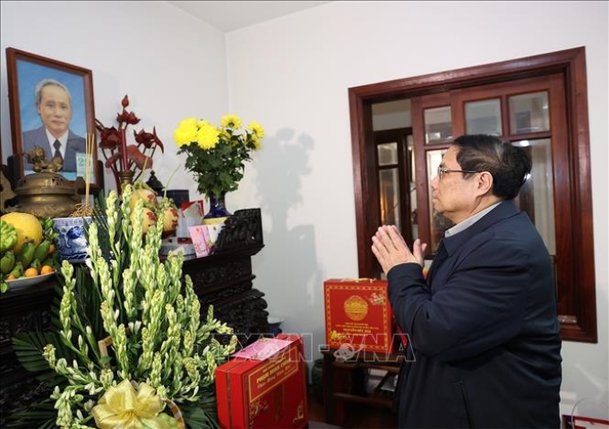 Thủ tướng Phạm Minh Chính dâng hương tưởng niệm cố Thủ tướng Phạm Văn Đồng. Ảnh: Dương Giang/TTXVN