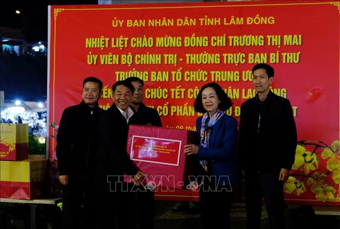 Đồng chí Trương Thị Mai tặng quà