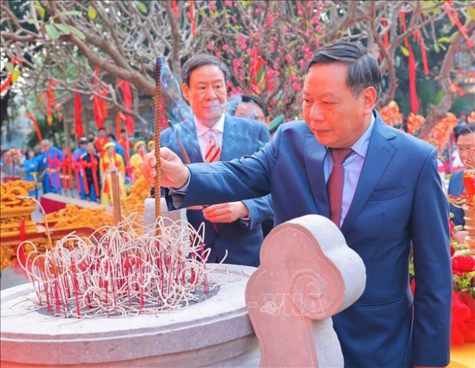 Phó Bí thư Thành ủy Hà Nội Nguyễn Văn Phong dâng hương tại đài tưởng niệm chiến thắng Ngọc Hồi. (Ảnh: TTXVN)
