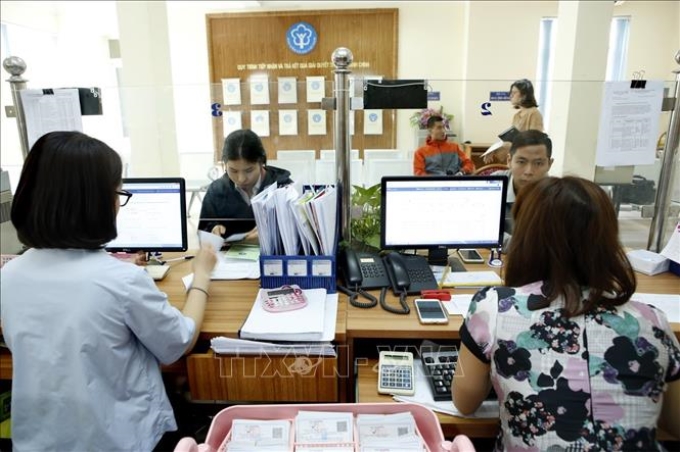 Bảo hiểm xã hội quận Long Biên là một trong 30 quận, huyện của Hà Nội cải cách thủ tục hành chính, tạo thuận lợi để người dân tham gia Bảo hiểm xã hội tự nguyện, Bảo hiểm y tế. (Ảnh: TXVN)