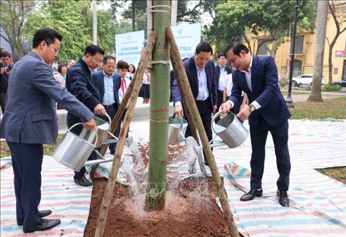 Các đại biểu trồng cây tại vườn hoa Tao Đàn, Hoàn Kiếm, Hà Nội. (Ảnh: TTXVN)
