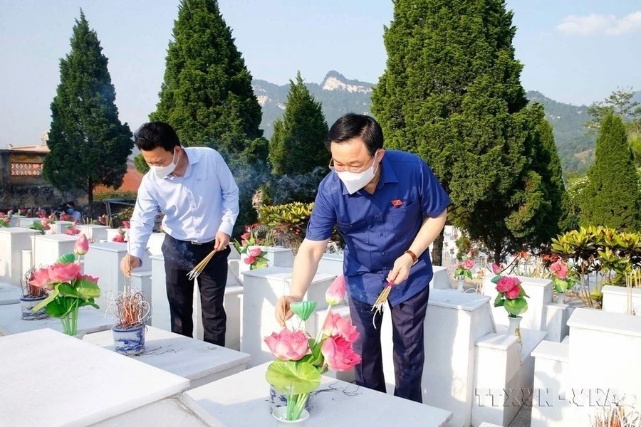 Chủ tịch Quốc hội Vương Đình Huệ thắp hương viếng các Anh hùng liệt sĩ tại Nghĩa trang Quốc gia Vị Xuyên (2021). (Ảnh: Doãn Tấn/TTXVN)