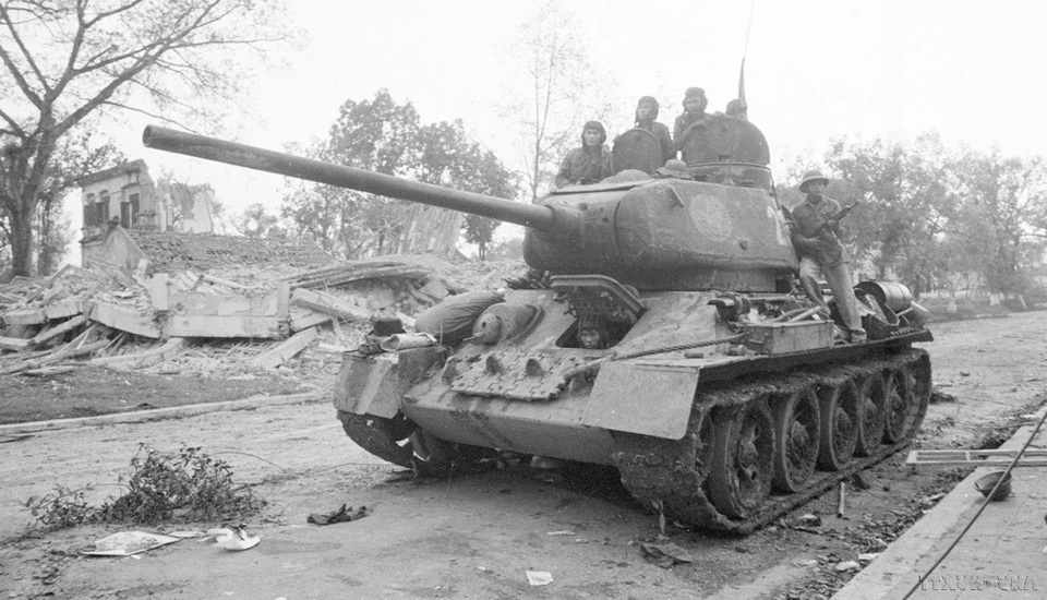 Các chiến sỹ xe tăng Trung đội 1, Đại đội 2, Đoàn 407 truy kích quân địch ở thị xã Lạng Sơn, ngày 17/2/1979. (Ảnh: Thế Thuần/TTXVN)