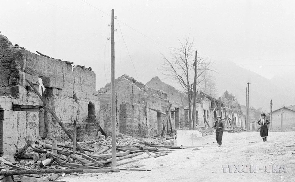 Nhà cửa, đường phố ở thị trấn Phó Bảng, huyện Đồng Văn, tỉnh Hà Tuyên bị đạn pháo của địch tàn phá trong ngày 8 và 9/3/1979. (Ảnh: Ngọc Quán/TTXVN)