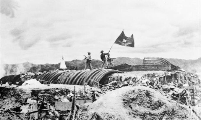 Chiều 7-5-1954, lá cờ “Quyết chiến - Quyết thắng” của Quân đội nhân dân Việt Nam tung bay trên nóc hầm tướng De Castries, đánh dấu Chiến dịch lịch sử Điện Biên Phủ đã toàn thắng. Ảnh tư liệu