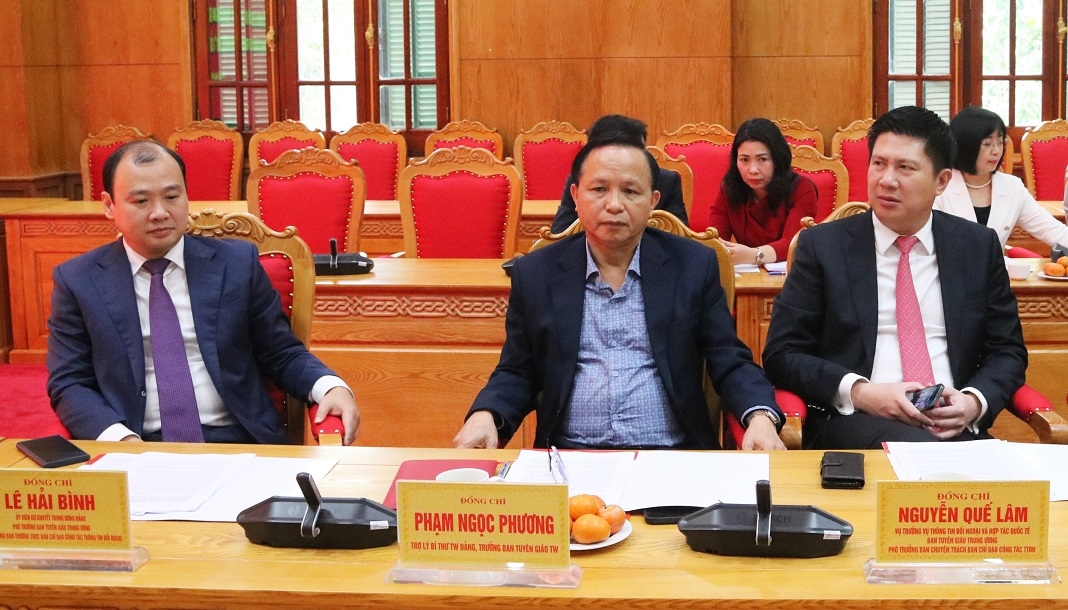Đồng chí Lê Hải Bình, Ủy viên dự khuyết Trung ương Đảng, Phó Trưởng Ban Tuyên giáo Trung ương, Phó Trưởng ban Thường trực Ban Chỉ đạo Công tác thông tin đối ngoại Trung ương cùng các đại biểu.