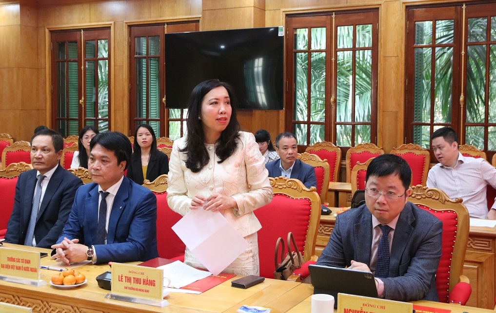Thứ trưởng Bộ Ngoại giao Lê Thị Thu Hằng báo cáo tình hình triển khai công tác thông tin đối ngoại của Bộ Ngoại giao và các cơ quan đại diện Việt Nam ở nước ngoài.