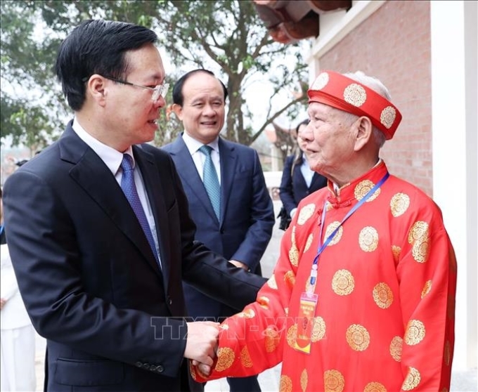 Chủ tịch nước Võ Văn Thưởng thăm hỏi cụ Nguyễn Thông, hậu duệ đời thứ 18 dòng họ Anh hùng dân tộc, Danh nhân văn hóa thế giới Nguyễn Trãi.