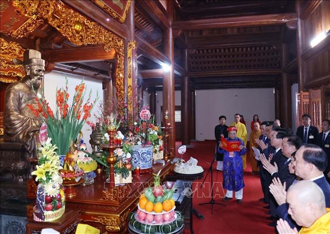 Chủ tịch nước Võ Văn Thưởng dâng hương tại Khu lưu niệm Anh hùng dân tộc, Danh nhân văn hóa thế giới Nguyễn Trãi.
