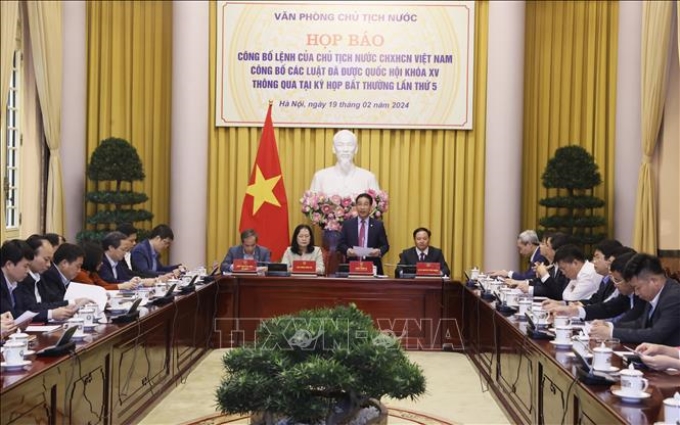 Phó Chủ nhiệm Văn phòng Chủ tịch nước Phạm Thanh Hà công bố các Lệnh về việc công bố các Luật đã được Quốc hội khóa XV thông qua tại Kỳ họp bất thường lần thứ 5. (Ảnh: TTXVN)