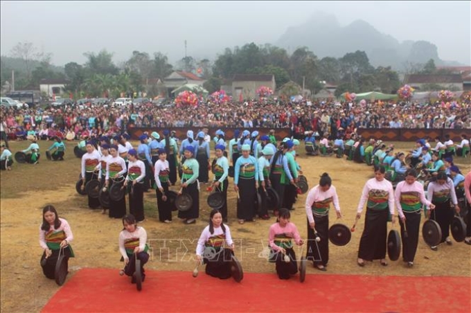 Gần 300 thiếu nữ Mường mặc trang phục truyền thống mang theo gần 300 chiếc cồng vừa đi, vừa diễn tấu, hát múa. Ảnh tư liệu: Khiếu Tư/TTXVN