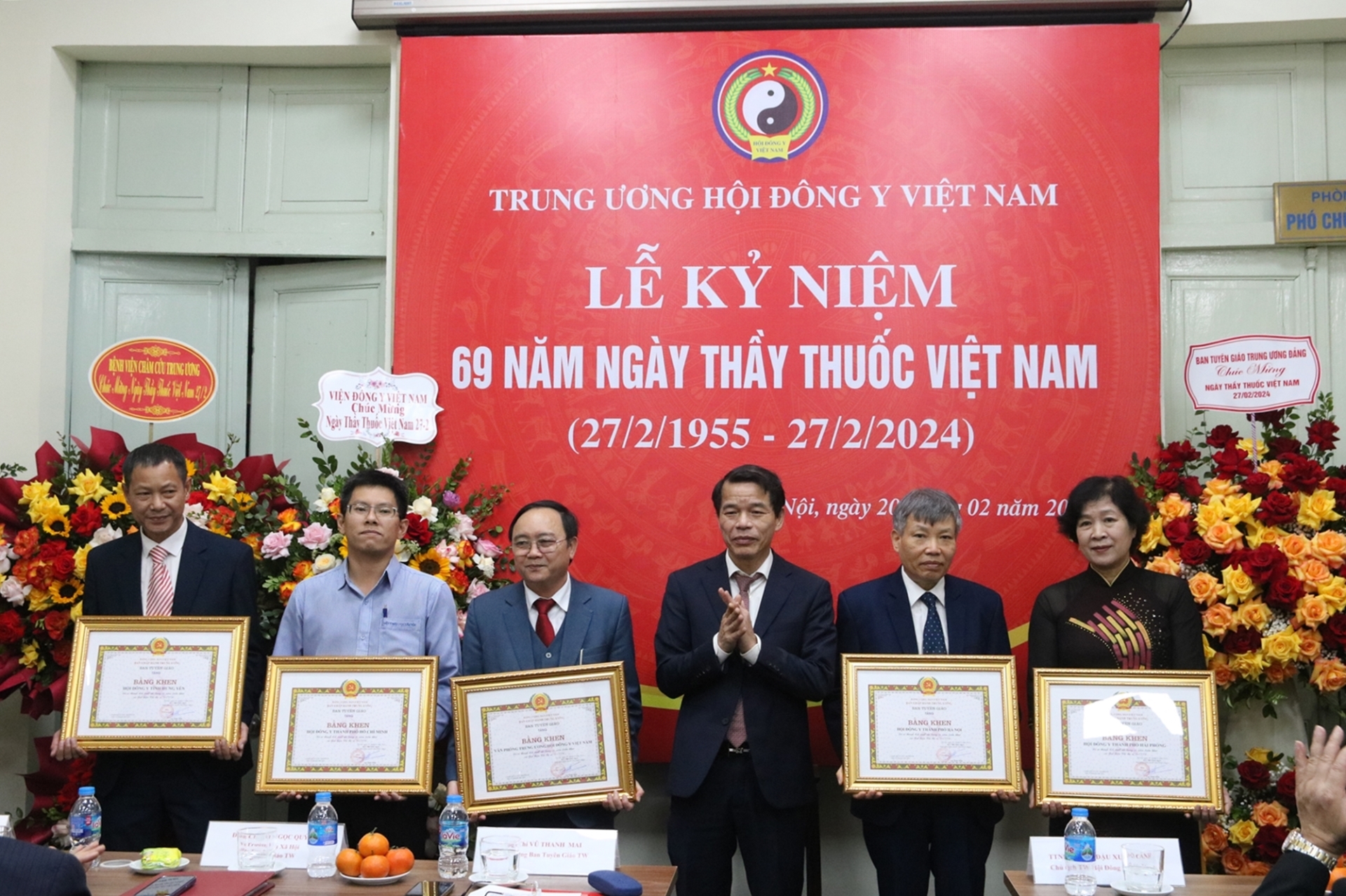Tặng bằng khen cho các tập thể có thành tích xuất sắc trong 15 năm thực hiện Chỉ thị 24 về phát triển nền đông y Việt Nam và Hội Đông y Việt Nam trong tình hình mới.