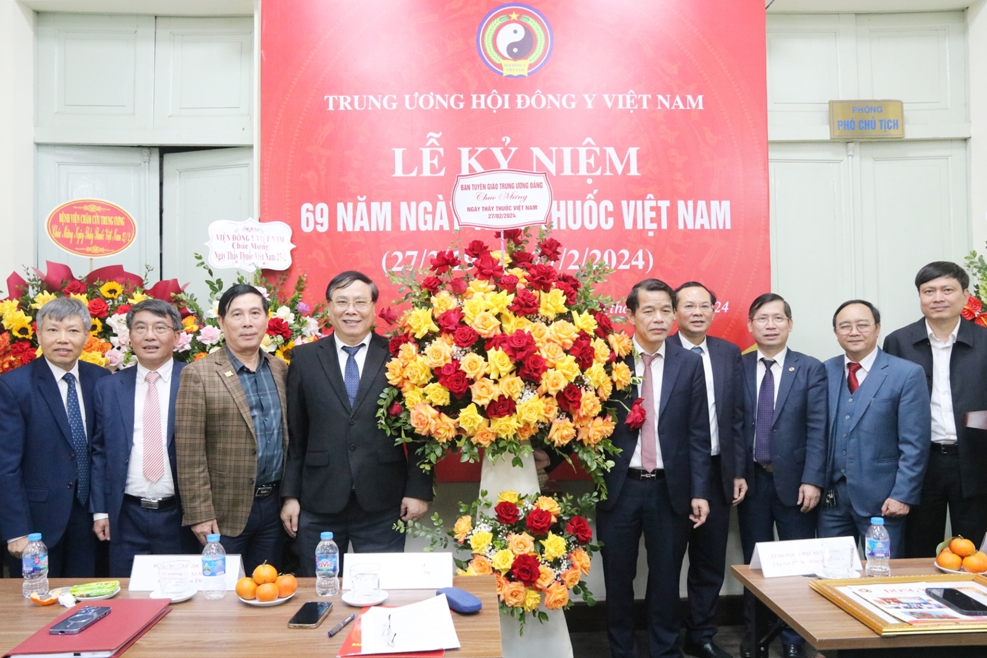 Đồng chí Vũ Thanh Mai chúc mừng Hội Đông y Việt Nam.