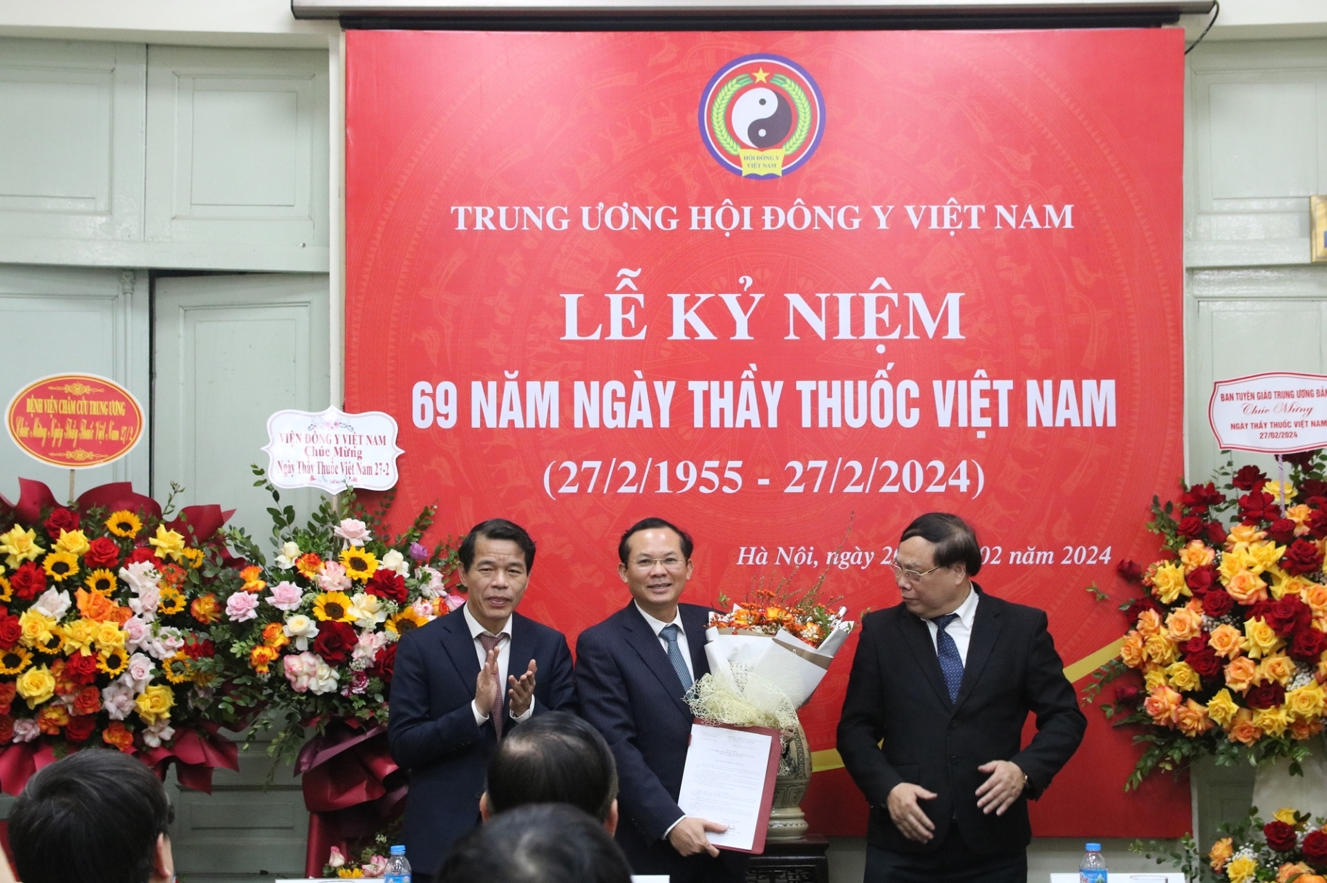 Đồng chí Vũ Thanh Mai chúc mừng đồng chí Bùi Ngọc Quý nhận quyết định Phó Chủ tịch Hội Đông y Việt Nam kiêm nhiệm.