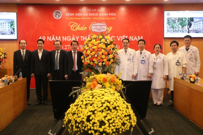 Đồng chí Vũ Thanh Mai tặng hoa chúc mừng  các thế hệ thầy thuốc, bác sỹ, cùng toàn thể cán bộ viên chức, người lao động của Bệnh viện Đa khoa Saint Paul.