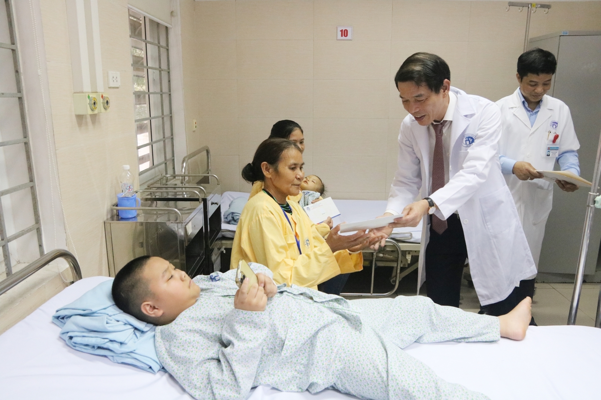 Đồng chí Vũ Thanh Mai thăm và động viên các bệnh nhân ở khoa Nhi, Bệnh viện Đa khoa Saint Paul.