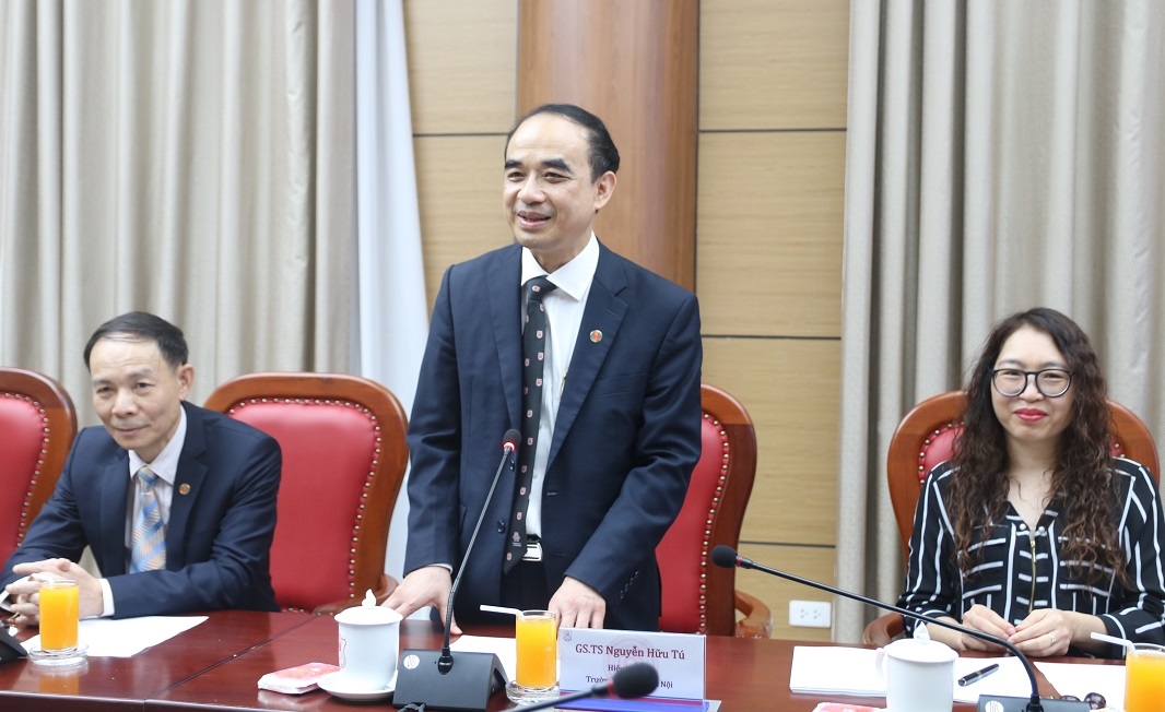 GS. TS. Nguyễn Hữu Tú, Hiệu trưởng Trường Đại học Y Hà Nội phát biểu tại buổi làm việc.