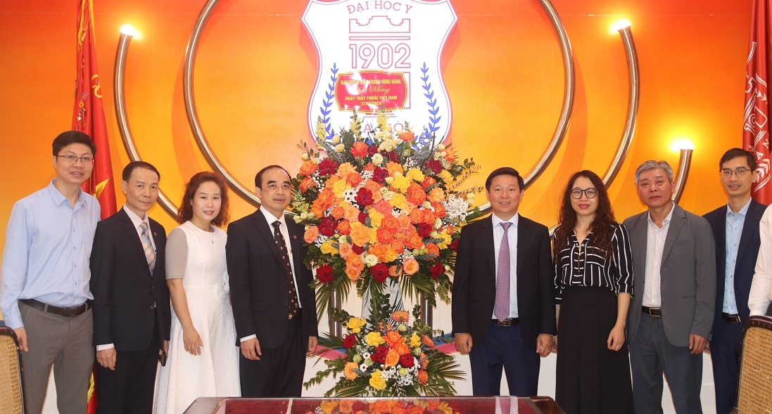 Phó Trưởng Ban Tuyên giáo Trung ương Trần Thanh Lâm tặng hoa chúc mừng Trường Đại học Y Hà Nội nhân Ngày Thầy thuốc Việt Nam.