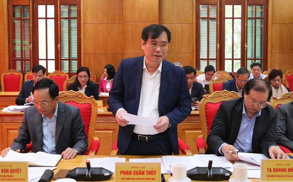 Phó Trưởng Ban Tuyên giáo Trung ương Phan Xuân Thủy phát biểu.