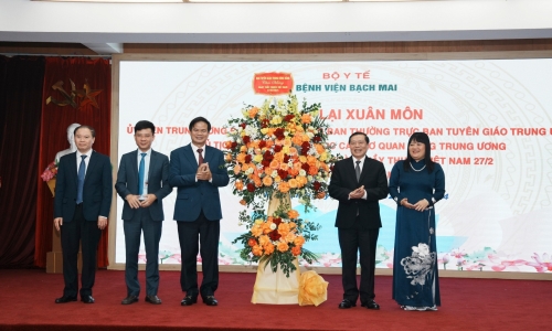 Phó Trưởng ban Thường trực Ban Tuyên giáo Trung ương Lại Xuân Môn chúc mừng ngày Thầy thuốc Việt Nam