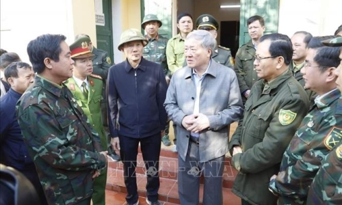 Đồng chí Nguyễn Hòa Bình thăm, động viên lực lượng chữa cháy tại Vườn Quốc gia Hoàng Liên
