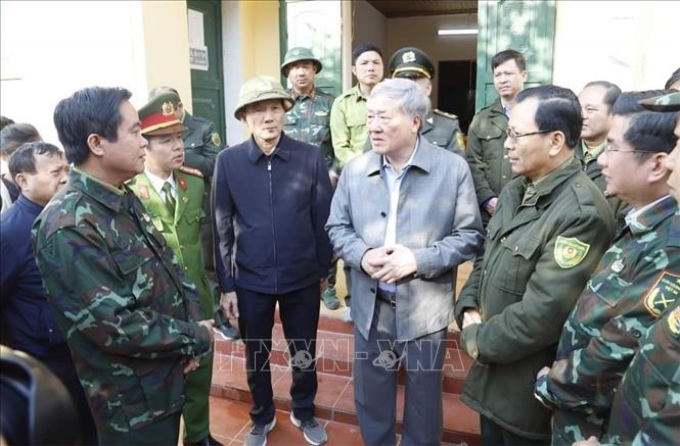 Đồng chí Nguyễn Hòa Bình động viên các lực lượng tham gia chữa cháy rừng.