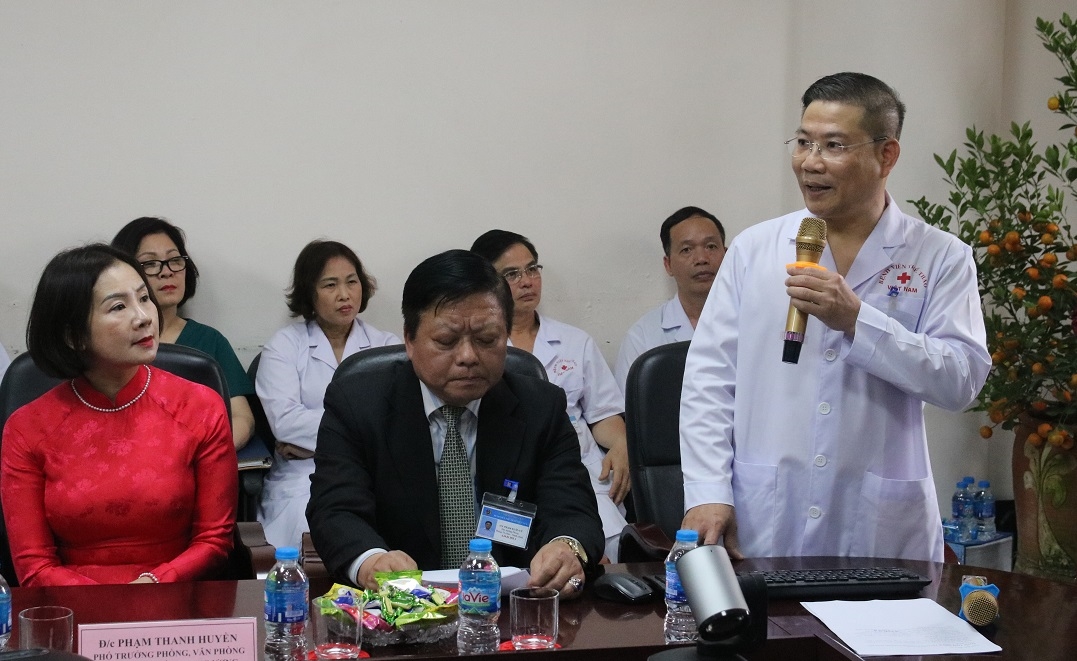 Phó Giám đốc Phụ trách Lê Thanh Tùng giới thiệu về quá trình thành lập và phát triển của Bệnh viện Thể thao Việt Nam.