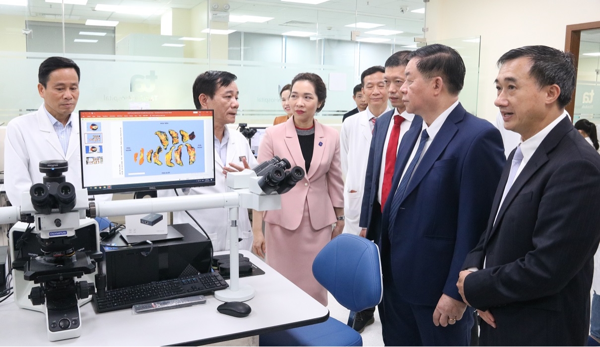 Đồng chí Nguyễn Trọng Nghĩa cùng các đại biểu thăm cơ sở hạ tầng - trang thiết bị của Bệnh viện Đa khoa Tâm Anh.