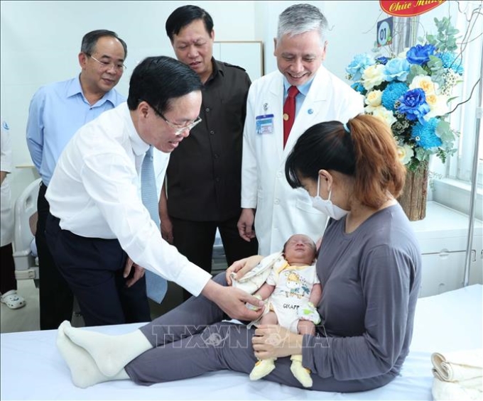 Chủ tịch nước Võ Văn Thưởng thăm hỏi sản phụ của trường hợp thông tim can thiệp bào thai đầu tiên thành công. Ảnh: Thống Nhất/TTXVN