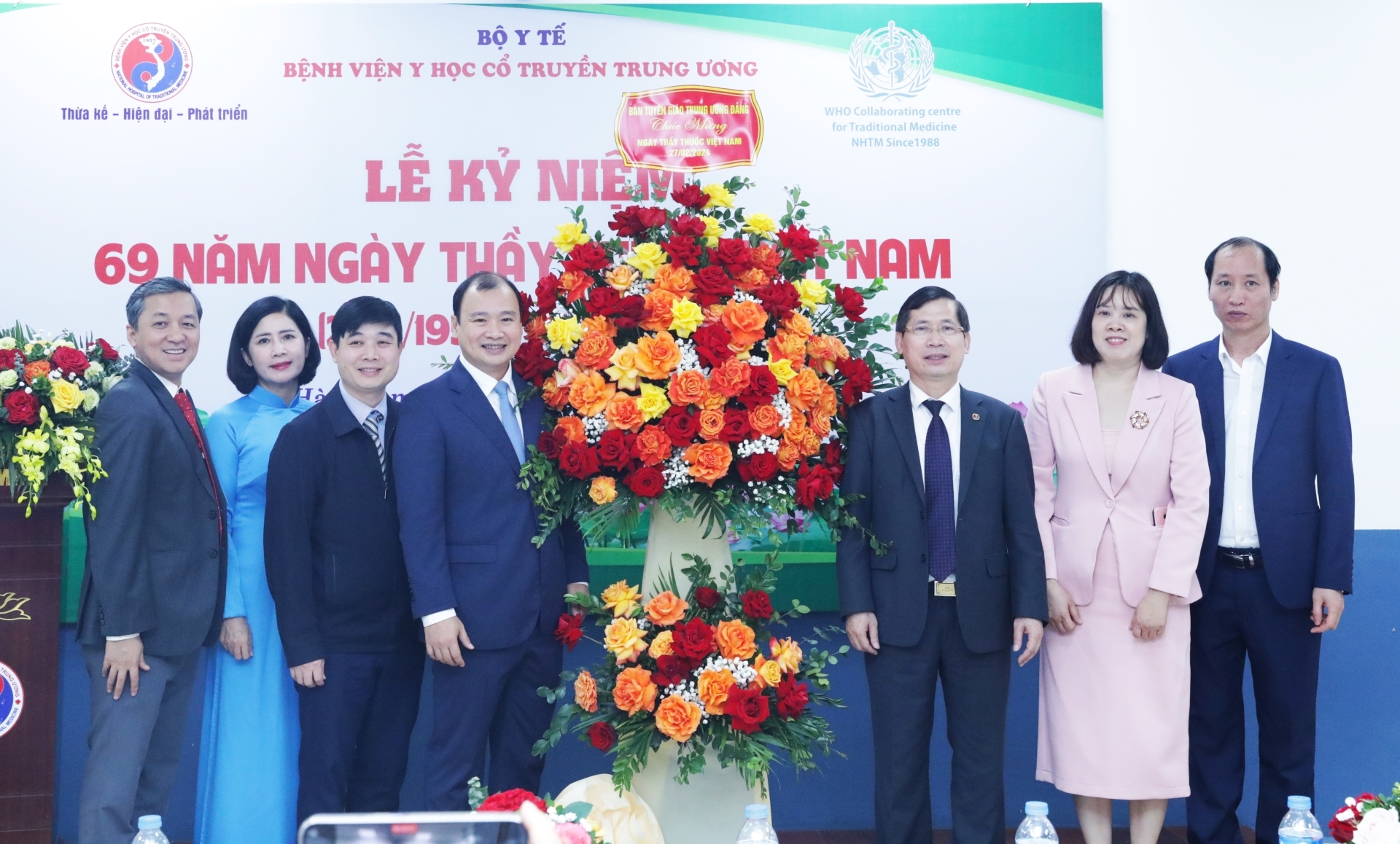 Đồng chí Lê Hải Bình tặng hoa chúc mừng Bệnh viện Y học cổ truyền Trung ương nhân kỷ niệm 69 năm Ngày Thầy thuốc Việt Nam (27/2/1955 - 27/2/2024).