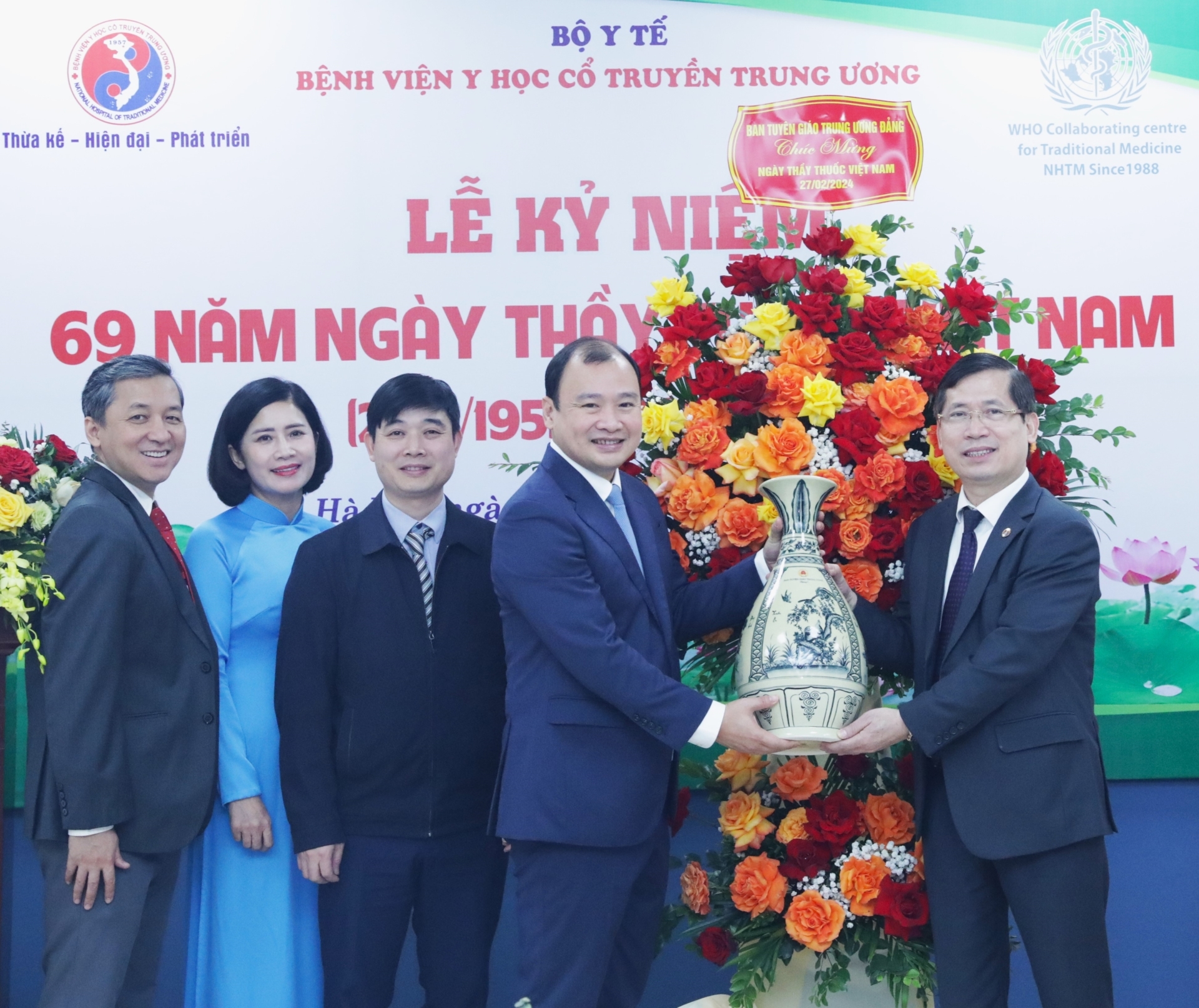 Đồng chí Lê Hải Bình tặng bình gốm chúc mừng Bệnh viện Y học cổ truyền Trung ương nhân kỷ niệm 69 năm Ngày Thầy thuốc Việt Nam (27/2/1955 - 27/2/2024).