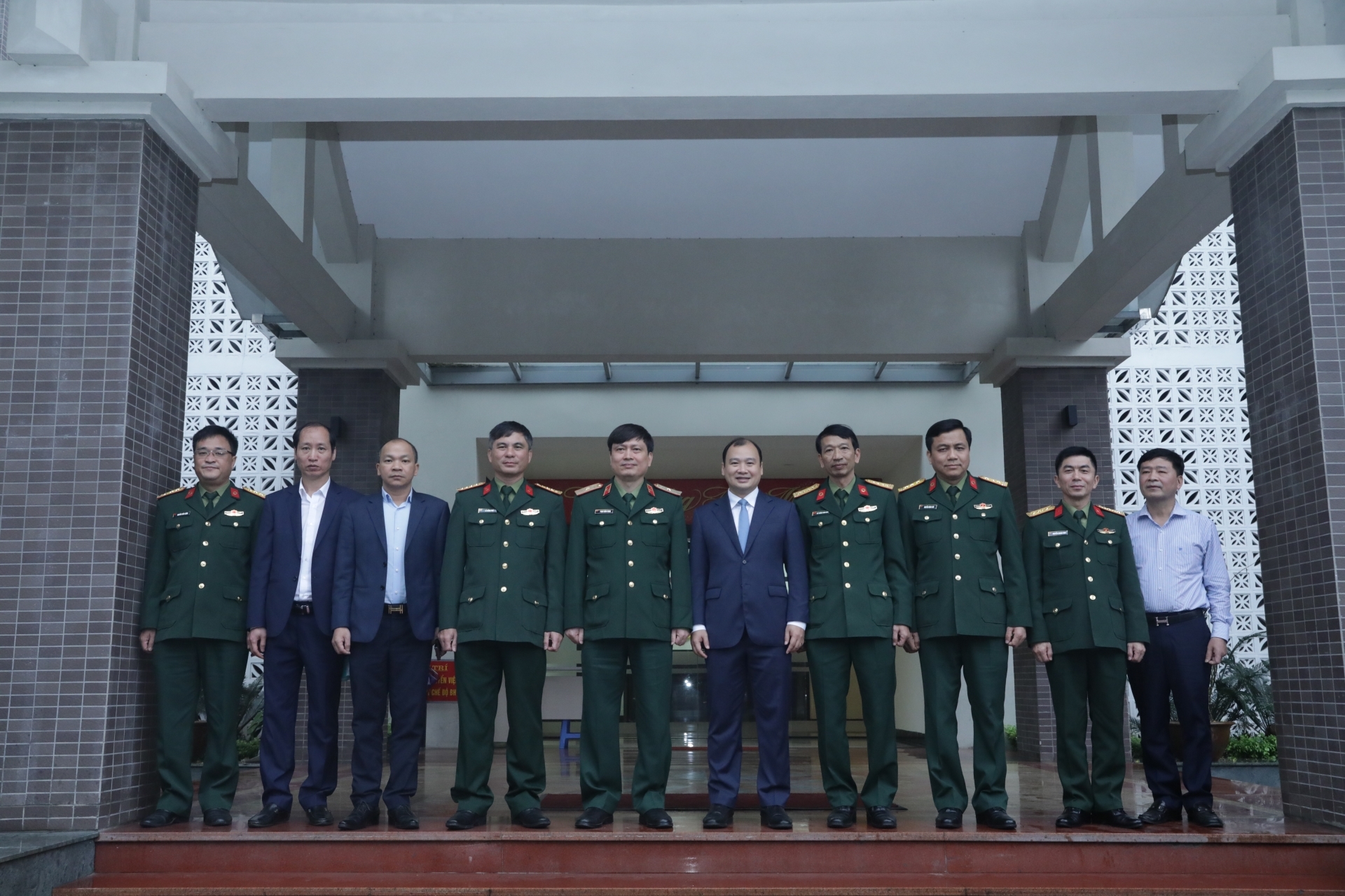 Đồng chí Lê Hải Bình chụp ảnh lưu niệm cùng Ban Giám đốc, y, bác sĩ Bệnh viện Y học cổ truyền Quân đội.