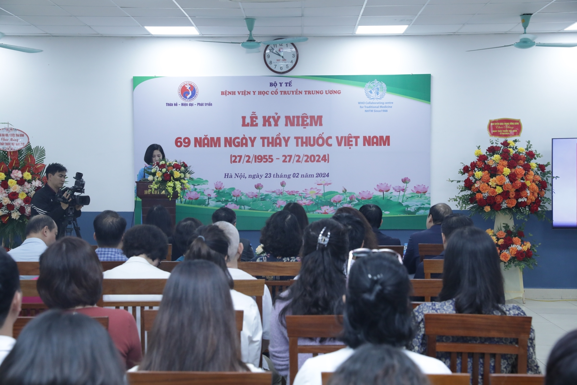 Đồng chí Lê Hải Bình tới thăm và chúc mừng Bệnh viện Y học cổ truyền Trung ương.