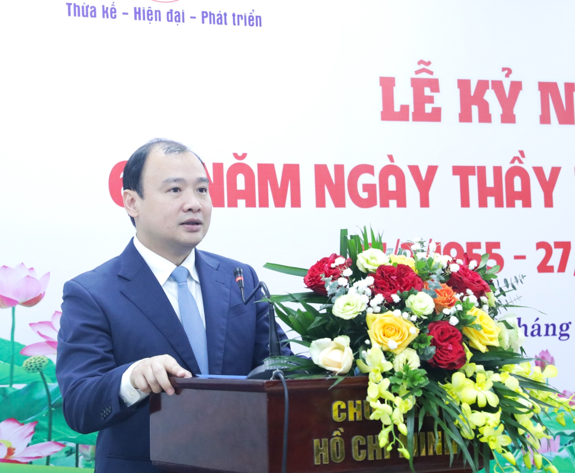 Đồng chí Lê Hải Bình phát biểu chúc mừng các y, bác sĩ Bệnh viện Y học cổ truyền Trung ương.